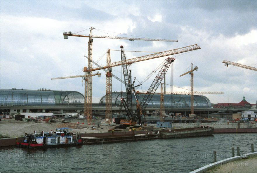 Berlin. Moabit. Baustelle am Lehrter Bahnhof.
6. 7. 2002. Berlin. Mitte. Moabit. Baustelle am Lehrter Bahnhof.
Schlüsselwörter: Berlin;Berlin Central Station;Berlin Hauptbahnhof;Deutschland;Fluss;Germany;Hauptbahnhof;Lehrter Bahnhof;Mitte;Moabit;2002;Spree