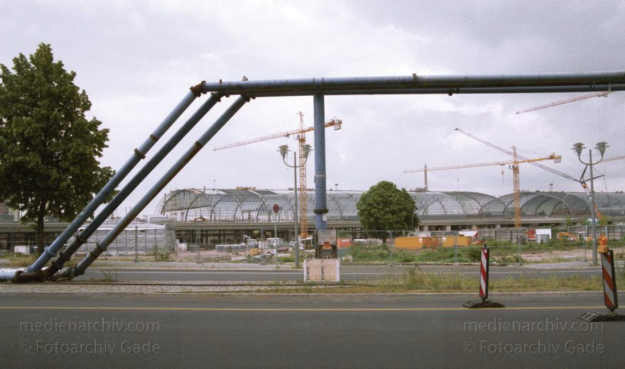 Berlin. Moabit. Baustelle am Lehrter Bahnhof.
6. 7. 2002. Berlin. Mitte. Moabit. Baustelle am Lehrter Bahnhof.
Schlüsselwörter: Berlin;Berlin Central Station;Berlin Hauptbahnhof;Deutschland;Germany;Hauptbahnhof;Lehrter Bahnhof;Mitte;2002;Moabit