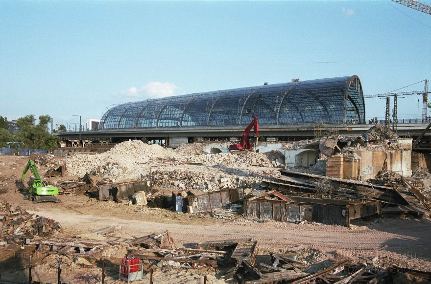 Berlin. Moabit. Baustelle am Lehrter Bahnhof.
26. Juli. 2002. Berlin. Mitte. Moabit. Baustelle am Lehrter Bahnhof.
Schlüsselwörter: Baustelle;Berlin;Berlin Central Station;Berlin Hauptbahnhof;Deutschland;Germany;Hauptbahnhof;Lehrter Bahnhof;Mitte;2002;Moabit
