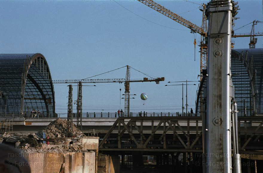 Berlin. Moabit. Baustelle am Lehrter Bahnhof.
26. Juli. 2002. Berlin. Mitte. Moabit. Baustelle am Lehrter Bahnhof.
Schlüsselwörter: Baustelle;Berlin;Berlin Central Station;Berlin Hauptbahnhof;Deutschland;Germany;Hauptbahnhof;Lehrter Bahnhof;Mitte;2002;Moabit