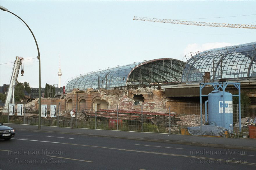 Berlin. Moabit. Baustelle am Lehrter Bahnhof.
26. Juli. 2002. Berlin. Mitte. Moabit. Baustelle am Lehrter Bahnhof.
Schlüsselwörter: Baustelle;Berlin;Berlin Central Station;Berlin Hauptbahnhof;Deutschland;Germany;Hauptbahnhof;Lehrter Bahnhof;Mitte;2002;Moabit