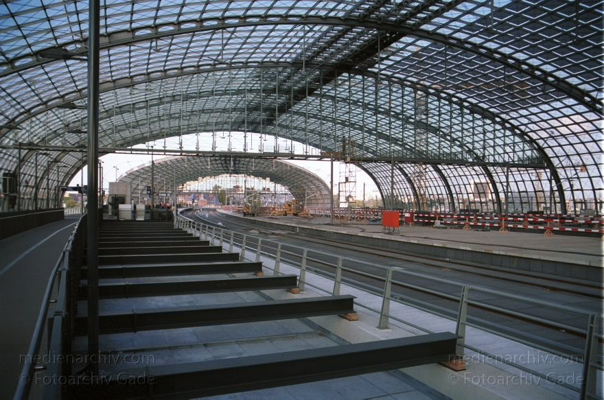 Berlin. Moabit. Baustelle am Lehrter Bahnhof.
26. Juli. 2002. Berlin. Mitte. Moabit. Baustelle am Lehrter Bahnhof.
Schlüsselwörter: Berlin;Berlin Central Station;Berlin Hauptbahnhof;Deutschland;Germany;Glasdach;Hauptbahnhof;Lehrter Bahnhof;Mitte;2002;Moabit
