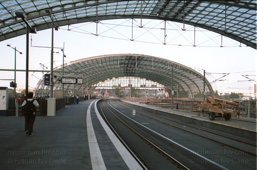 Berlin. Moabit. Baustelle am Lehrter Bahnhof.
26. Juli. 2002. Berlin. Mitte. Moabit. Baustelle am Lehrter Bahnhof.
Schlüsselwörter: Bahnsteig;Berlin;Berlin Central Station;Berlin Hauptbahnhof;Deutschland;Germany;Glasdach;Hauptbahnhof;Lehrter Bahnhof;Mitte;Moabit;2002;S-Bahn