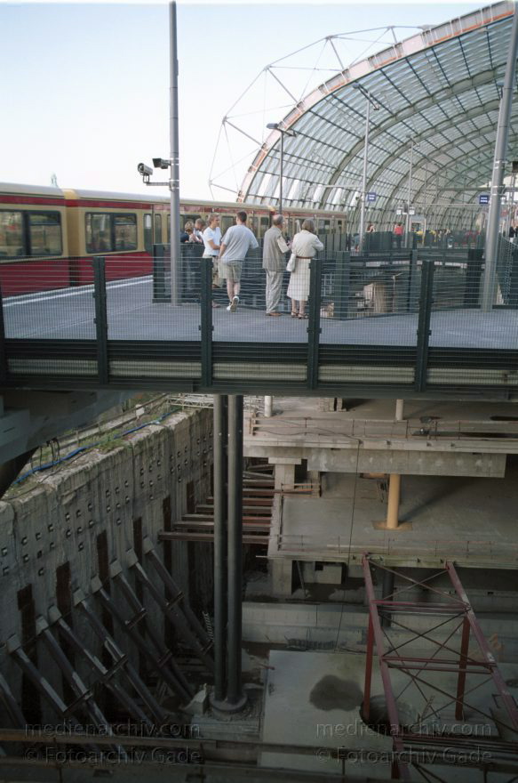 Berlin. Moabit. Baustelle am Lehrter Bahnhof.
26. Juli. 2002. Berlin. Mitte. Moabit. Baustelle am Lehrter Bahnhof.
Schlüsselwörter: Berlin;Berlin Central Station;Berlin Hauptbahnhof;Deutschland;Germany;Hauptbahnhof;Lehrter Bahnhof;Mitte;2002;Moabit