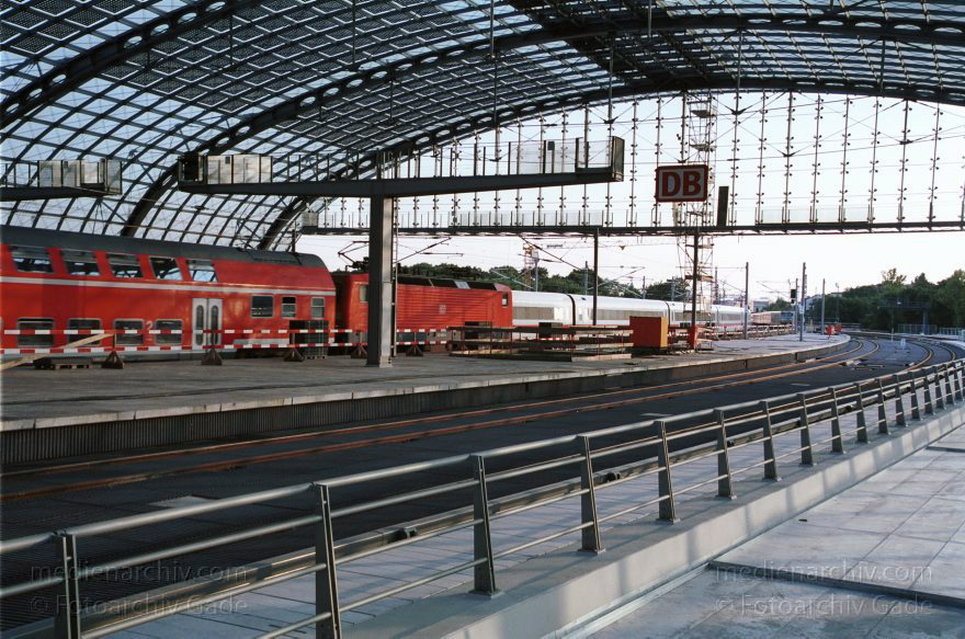Berlin. Moabit. Baustelle am Lehrter Bahnhof.
26. Juli. 2002. Berlin. Mitte. Moabit. Baustelle am Lehrter Bahnhof.
Schlüsselwörter: Berlin;Berlin Central Station;Berlin Hauptbahnhof;Deutschland;Eisenbahn;Germany;Hauptbahnhof;Lehrter Bahnhof;Mitte;2002;Moabit