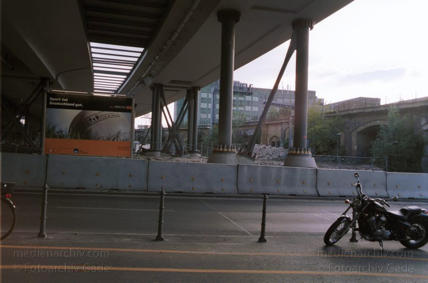 Berlin. Moabit. Baustelle am Lehrter Bahnhof.
26. Juli. 2002. Berlin. Mitte. Moabit. Baustelle am Lehrter Bahnhof.
Schlüsselwörter: Berlin;Berlin Central Station;Berlin Hauptbahnhof;Deutschland;Germany;Hauptbahnhof;Lehrter Bahnhof;Mitte;2002;Moabit