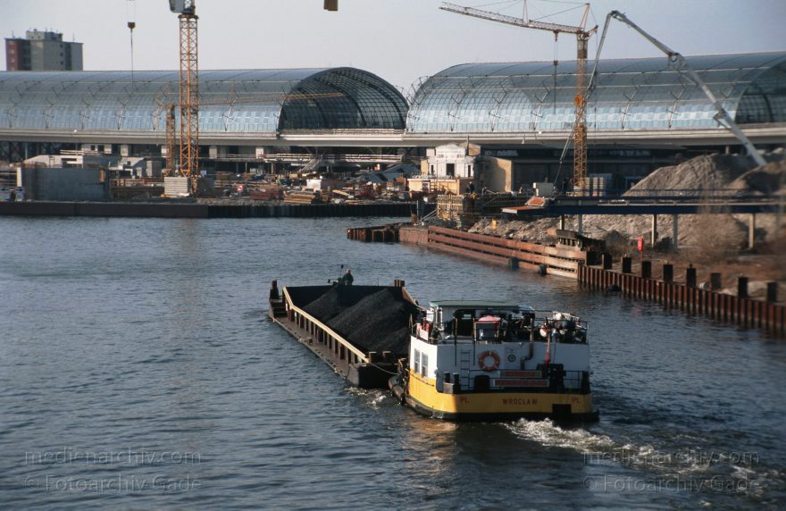 Berlin. Baustelle Lehrter Bahnhof. Berliner Hauptbahnhof. Fahrgastschiff auf der Spree
15. 3. 2003. Berlin. Mitte. Moabit. Baustelle Lehrter Bahnhof. Berliner Hauptbahnhof. Ausflugdsdampfer auf dem Fluss Spree
Schlüsselwörter: Ausflugsdampfer;Berlin;Berlin Central Station;Berlin Hauptbahnhof;Boote;Deutschland;Fahrgastschiffe;Fluss;Germany;Hauptbahnhof;Lehrter Bahnhof;Mitte;Moabit;river;2003;Spree