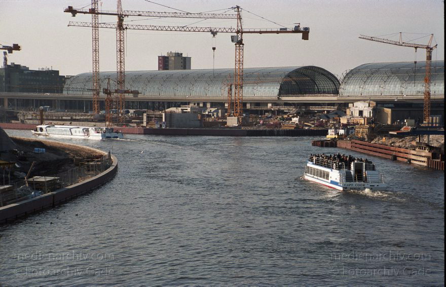 Berlin. Baustelle Lehrter Bahnhof. Berliner Hauptbahnhof. Fahrgastschiff auf der Spree
15. 3. 2003. Berlin. Mitte. Moabit. Baustelle Lehrter Bahnhof. Berliner Hauptbahnhof. Ausflugdsdampfer auf dem Fluss Spree
Schlüsselwörter: Ausflugsdampfer;Berlin;Berlin Central Station;Berlin Hauptbahnhof;Boote;Deutschland;Fahrgastschiffe;Fluss;Germany;Hauptbahnhof;Lehrter Bahnhof;Mitte;Moabit;river;2003;Spree