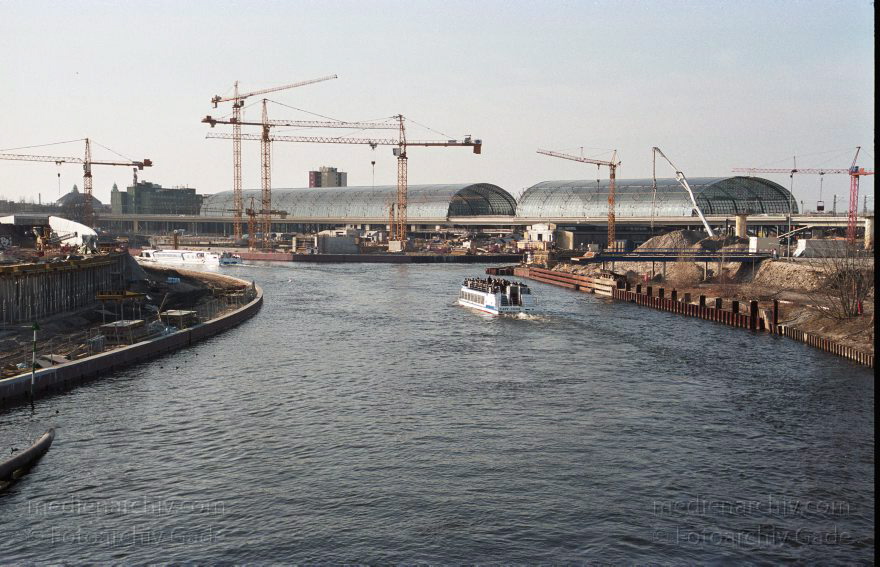 Berlin. Baustelle Lehrter Bahnhof. Berliner Hauptbahnhof. Fahrgastschiff auf der Spree
15. 3. 2003. Berlin. Mitte. Moabit. Baustelle Lehrter Bahnhof. Berliner Hauptbahnhof. Ausflugdsdampfer auf dem Fluss Spree
Schlüsselwörter: Ausflugsdampfer;Berlin;Berlin Central Station;Berlin Hauptbahnhof;Boote;Deutschland;Fahrgastschiffe;Fluss;Germany;Hauptbahnhof;Lehrter Bahnhof;Mitte;Moabit;river;2003;Spree