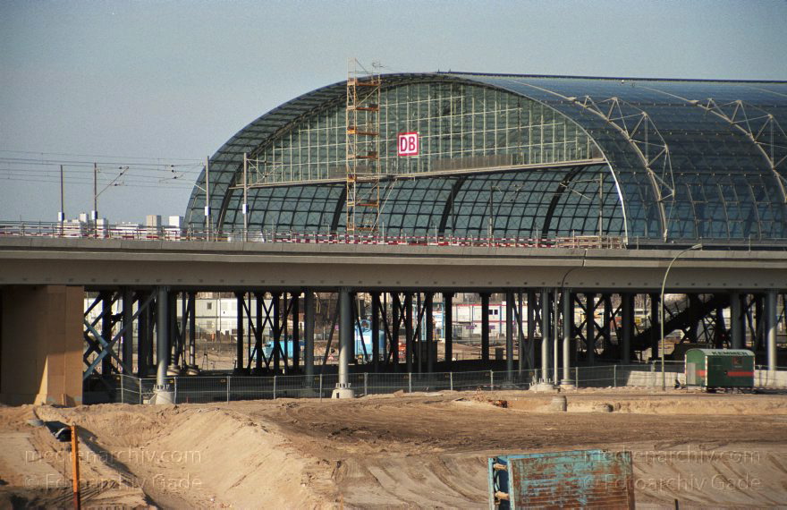 Berlin. Baustelle Lehrter Bahnhof. Berliner Hauptbahnhof
15. 3. 2003. Berlin. Mitte. Moabit. Baustelle Lehrter Bahnhof. Berliner Hauptbahnhof
Schlüsselwörter: Baustelle;Berlin;Berlin Central Station;Berlin Hauptbahnhof;Deutschland;Germany;Hauptbahnhof;Lehrter Bahnhof;Mitte;2003;Moabit