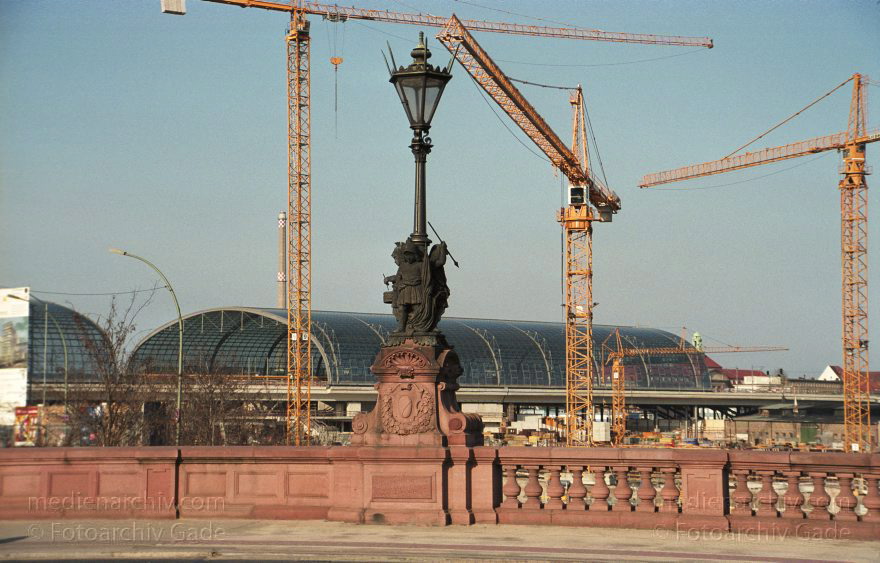 Berlin. Baustelle Lehrter Bahnhof. Berliner Hauptbahnhof. Kran. Kräne
15. 3. 2003. Berlin. Mitte. Moabit. Baustelle Lehrter Bahnhof. Berliner Hauptbahnhof. Kran. Kräne
Schlüsselwörter: Baukran;Baukrane;Berlin;Berlin Central Station;Berlin Hauptbahnhof;Deutschland;Germany;Hauptbahnhof;Kran;Kräne;Lehrter Bahnhof;Mitte;Moabit;Moltkebrücke;2003;Regierungsviertel