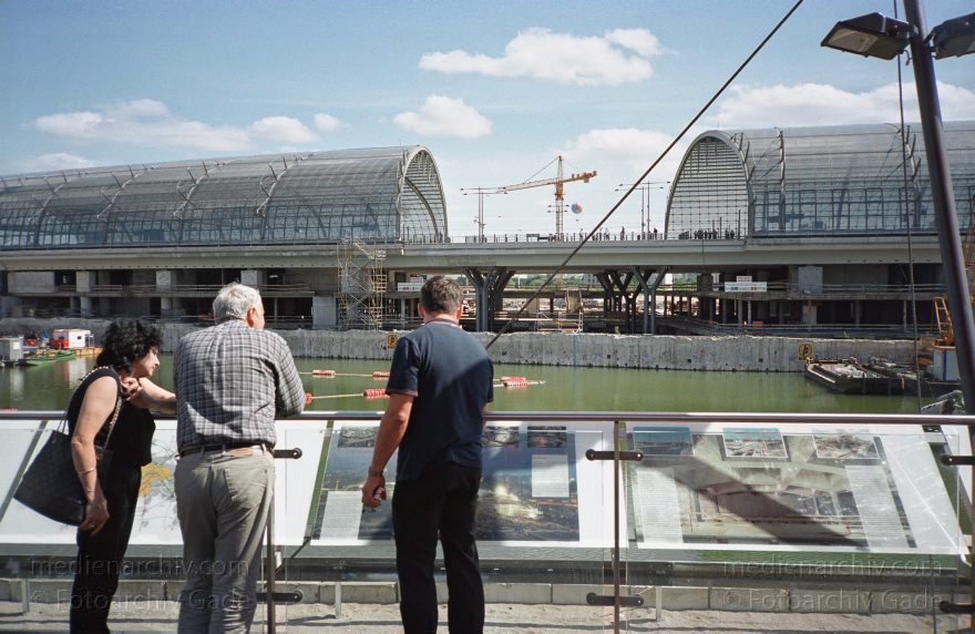 Berlin. Baustelle Lehrter Bahnhof. Berliner Hauptbahnhof
Juni 2003. Berlin. Mitte. Moabit. Baustelle Lehrter Bahnhof. Berliner Hauptbahnhof
Schlüsselwörter: Baustelle;Berlin;Berlin Central Station;Berlin Hauptbahnhof;Deutschland;Germany;Hauptbahnhof;Lehrter Bahnhof;Mitte;2003;Moabit