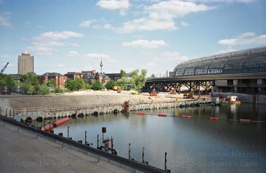 Berlin. Baustelle Lehrter Bahnhof. Berliner Hauptbahnhof
Juni 2003. Berlin. Mitte. Moabit. Baustelle Lehrter Bahnhof. Berliner Hauptbahnhof
Schlüsselwörter: Baustelle;Berlin;Berlin Central Station;Berlin Hauptbahnhof;Deutschland;Germany;Hauptbahnhof;Lehrter Bahnhof;Mitte;2003;Moabit