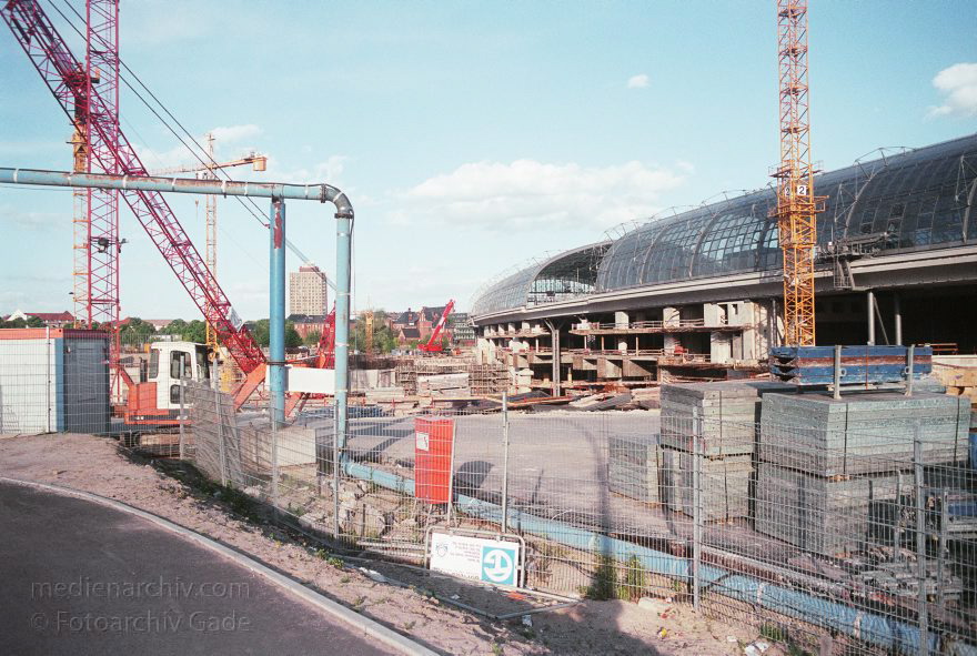 Berlin. Baustelle Lehrter Bahnhof. Berliner Hauptbahnhof
Juni 2004. Berlin. Mitte. Moabit. Baustelle Lehrter Bahnhof. Berliner Hauptbahnhof
Schlüsselwörter: Berlin;Berlin Central Station;Berlin Hauptbahnhof;Bundesbahn;Deutschland;Eisenbahn;Germany;Hauptbahnhof;Lehrter Bahnhof;Lehrter Stadtbahnhof;Mitte;Moabit;2004;S-Bahn