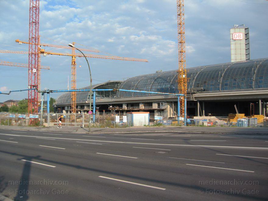 Berlin. Baustelle Lehrter Bahnhof. Berliner Hauptbahnhof
1. 8. 2004. Berlin. Mitte. Moabit. Baustelle Lehrter Bahnhof. Berliner Hauptbahnhof
Schlüsselwörter: Baustelle;Berlin;Berlin Central Station;Berlin Hauptbahnhof;Deutschland;Germany;Hauptbahnhof;Lehrter Bahnhof;Mitte;2004;Moabit