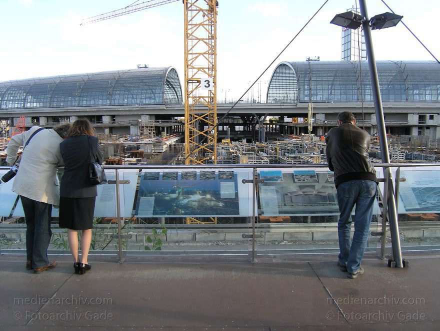 Berlin. Baustelle Lehrter Bahnhof. Berliner Hauptbahnhof
12. 9. 2004. Berlin. Mitte. Moabit. Baustelle Lehrter Bahnhof. Berliner Hauptbahnhof
Schlüsselwörter: Baustelle;Berlin;Berlin Central Station;Berlin Hauptbahnhof;Bundesbahn;BVG;Deutschland;Germany;Hauptbahnhof;Lehrter;Lehrter Bahnhof;Mitte;Moabit;2004;Stadtbahnhof