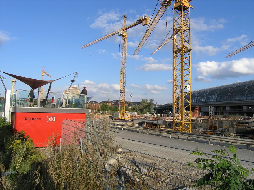 Berlin. Baustelle Lehrter Bahnhof. Berliner Hauptbahnhof
12. 9. 2004. Berlin. Mitte. Moabit. Baustelle Lehrter Bahnhof. Berliner Hauptbahnhof
Schlüsselwörter: Baustelle;Berlin;Berlin Central Station;Berlin Hauptbahnhof;Bundesbahn;BVG;Deutschland;Germany;Hauptbahnhof;Lehrter Bahnhof;Mitte;Moabit;2004;Stadtbahnhof