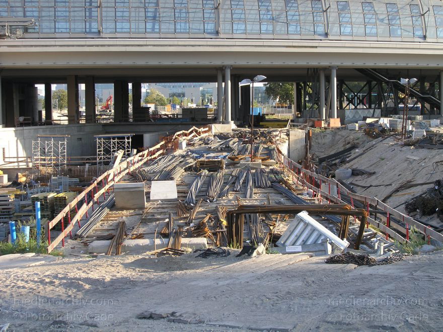 Berlin. Baustelle Lehrter Bahnhof. Berliner Hauptbahnhof
12. 9. 2004. Berlin. Mitte. Moabit. Baustelle Lehrter Bahnhof. Berliner Hauptbahnhof
Schlüsselwörter: Baustelle;Berlin;Berlin Central Station;Berlin Hauptbahnhof;Bundesbahn;BVG;Deutschland;Germany;Hauptbahnhof;Lehrter Bahnhof;Mitte;Moabit;2004;Stadtbahnhof