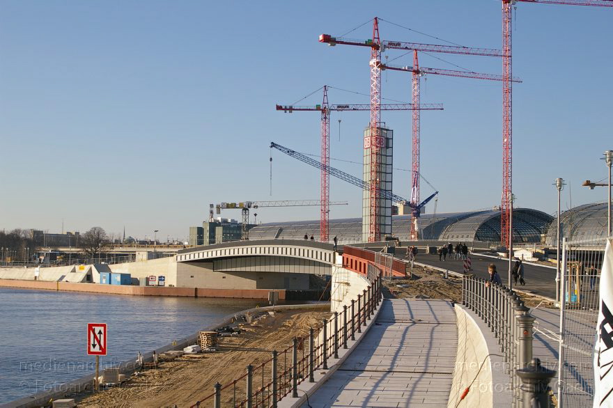 Berlin. Baustelle Lehrter Bahnhof. Berliner Hauptbahnhof
16. 1. 2005. Berlin. Mitte. Moabit. Baustelle Lehrter Bahnhof. Berliner Hauptbahnhof
Schlüsselwörter: Berlin;Berlin Central Station;Berlin Hauptbahnhof;Bundesbahn;DB;Deutsche;Deutschland;Eisenbahn;Germany;Hauptbahnhof;Hugo-Preuß-Brücke;Kapelle-Ufer;Lehrter;Lehrter Bahnhof;Mitte;Moabit;S-Bahn;2005;Stadtbahnhof