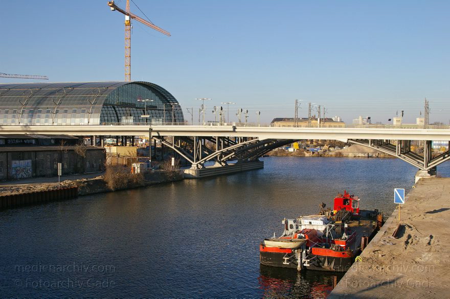 Berlin. Baustelle Lehrter Bahnhof. Berliner Hauptbahnhof. Verbindung zwischen dem Spree und Humboldthafen
16. 1. 2005. Berlin. Mitte. Moabit. Baustelle Lehrter Bahnhof. Berliner Hauptbahnhof. Verbindung zwischen dem Fluss Spree und Humboldthafen
Schlüsselwörter: Berlin;Berlin Central Station;Berlin Hauptbahnhof;Bundesbahn;DB;Deutsche;Deutschland;Eisenbahn;Germany;Hauptbahnhof;Humboldthafenbrücke;Lehrter;Lehrter Bahnhof;Mitte;Moabit;S-Bahn;2005;Stadtbahnhof