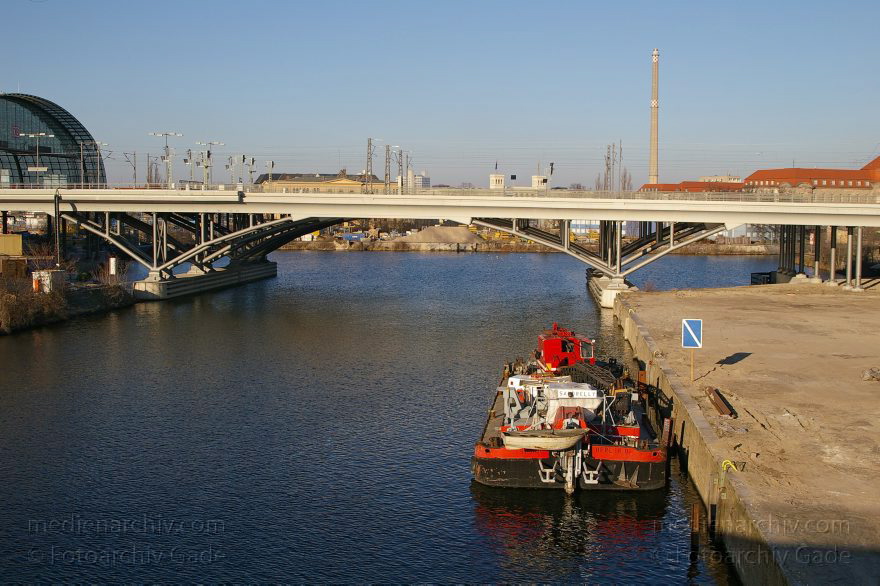 Berlin. Baustelle Lehrter Bahnhof. Berliner Hauptbahnhof. Verbindung zwischen dem Spree und Humboldthafen. Schiff
16. 1. 2005. Berlin. Mitte. Moabit. Baustelle Lehrter Bahnhof. Berliner Hauptbahnhof. Verbindung zwischen dem Fluss Spree und Humboldthafen. Schiff
Schlüsselwörter: Berlin;Berlin Central Station;Berlin Hauptbahnhof;Bundesbahn;DB;Deutsche;Deutschland;Eisenbahn;Germany;Hauptbahnhof;Humboldthafenbrücke;Lehrter;Lehrter Bahnhof;Mitte;Moabit;S-Bahn;2005;Stadtbahnhof