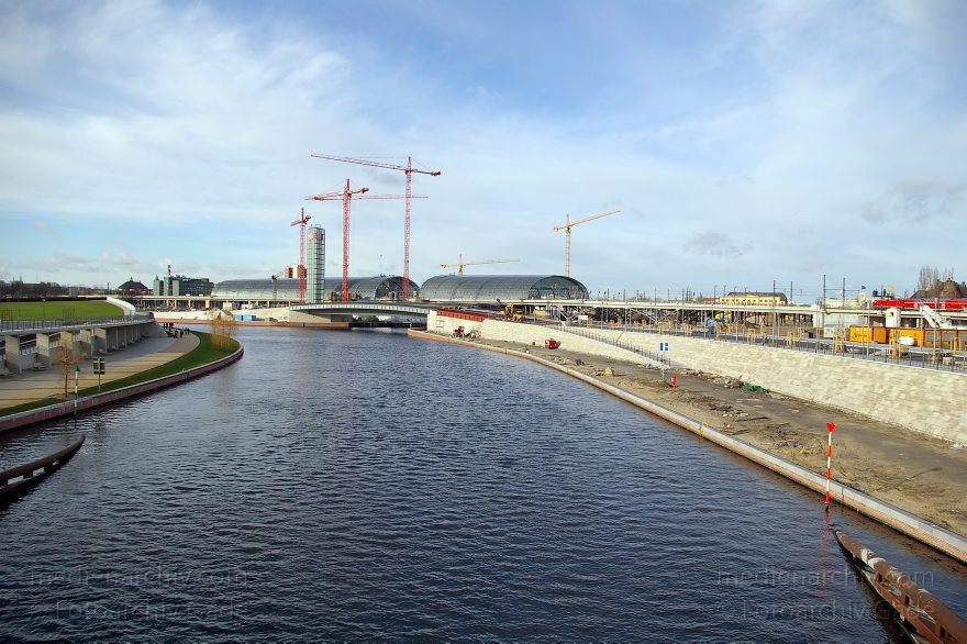 Berlin. Baustelle Lehrter Bahnhof. Berliner Hauptbahnhof. Spree. Kapelle-Ufer
23. 1. 2005. Berlin. Mitte. Moabit. Baustelle Lehrter Bahnhof. Berliner Hauptbahnhof. Fluss Spree. Kapelle-Ufer
Schlüsselwörter: Berlin;Berlin Central Station;Berlin Hauptbahnhof;Deutschland;Fluss;Germany;Hauptbahnhof;Kapelle-Ufer;Lehrter Bahnhof;Mitte;Moabit;river;2005;Spree