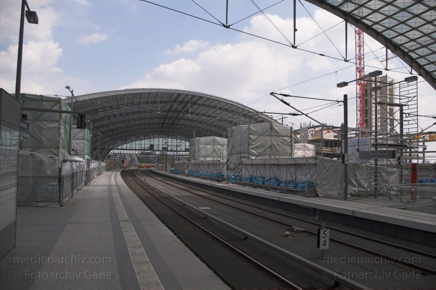 Berlin. Moabit. Gleise im. Berliner Hauptbahnhof
1. 5. 2005. Berlin. Mitte. Moabit. Gleise im Berliner Hauptbahnhof
Schlüsselwörter: Bahnhof;Berlin;Berlin Central Station;Berlin Hauptbahnhof;DB;Deutsche Bundesbahn;Deutschland;Germany;Hauptbahnhof;Lehrter Bahnhof;Mitte;Moabit;2005;Schienenverkehr