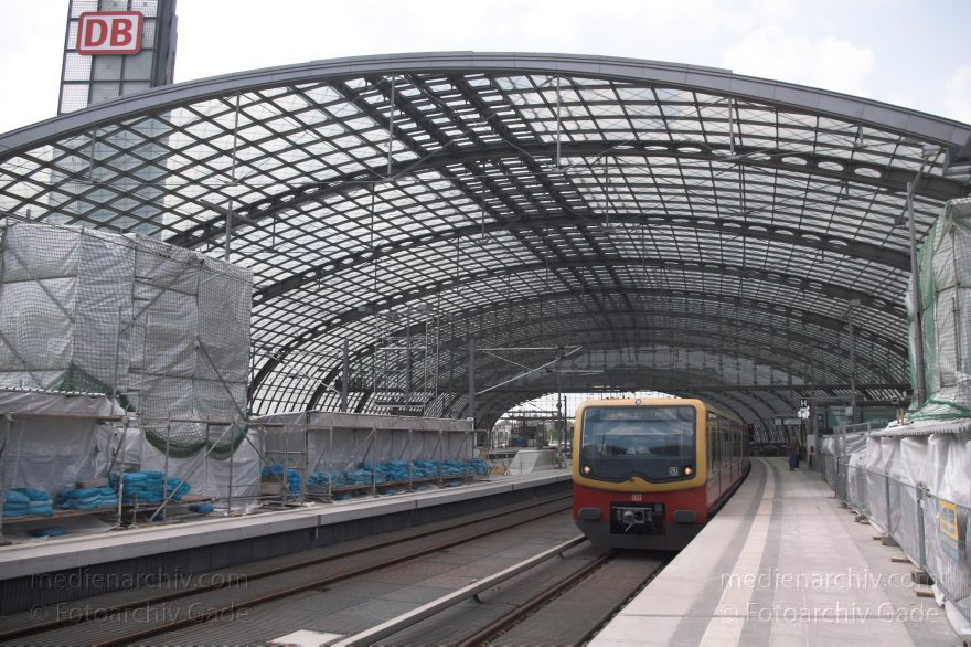 Berlin. Moabit. Gleise im. Berliner Hauptbahnhof
1. 5. 2005. Berlin. Mitte. Moabit. Gleise im Berliner Hauptbahnhof
Schlüsselwörter: Bahnhof;Berlin;Berlin Central Station;Berlin Hauptbahnhof;DB;Deutsche Bundesbahn;Deutschland;Germany;Glasdach;Hauptbahnhof;Lehrter Bahnhof;Mitte;Moabit;2005;Schienenverkehr