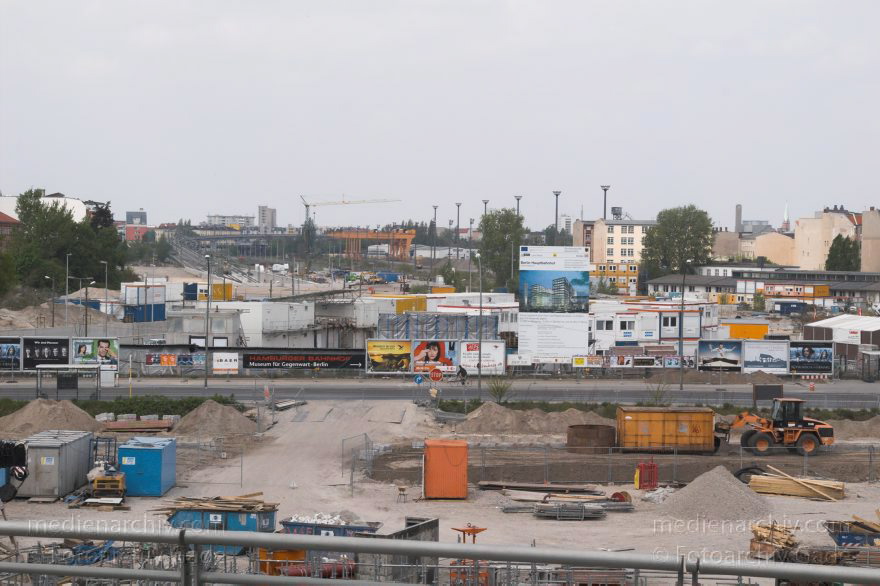 Berlin. Baustelle beim Lehrter Bahnhof. Berliner Hauptbahnhof
1. 5. 2005. Berlin. Mitte. Moabit. Baustelle beim Lehrter Bahnhof. Berliner Hauptbahnhof
Schlüsselwörter: Bahnhof;Berlin;Berlin Central Station;Berlin Hauptbahnhof;DB;Deutsche Bundesbahn;Deutschland;Germany;Hauptbahnhof;Lehrter Bahnhof;Mitte;Moabit;2005;Schienenverkehr