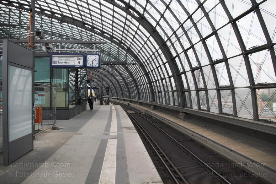 Berlin. Moabit. Gleise im. Berliner Hauptbahnhof
1. 5. 2005. Berlin. Mitte. Moabit. Gleise im Berliner Hauptbahnhof
Schlüsselwörter: Bahnhof;Berlin;Berlin Central Station;Berlin Hauptbahnhof;DB;Deutsche Bundesbahn;Deutschland;Germany;Glasdach;Hauptbahnhof;Lehrter Bahnhof;Mitte;Moabit;2005;Schienenverkehr