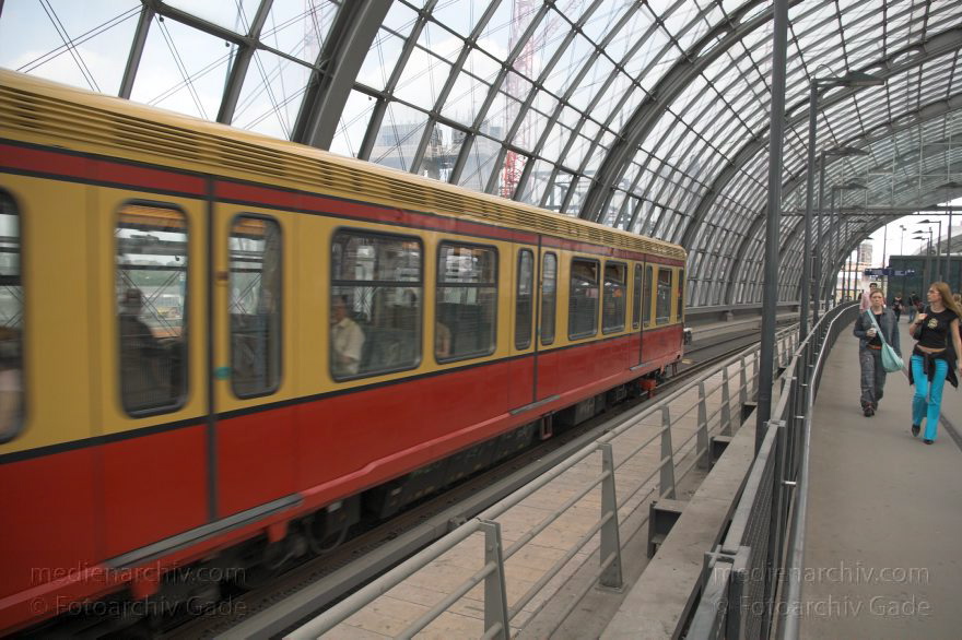 Berlin. Moabit. Gleise im. Berliner Hauptbahnhof
1. 5. 2005. Berlin. Mitte. Moabit. Gleise im Berliner Hauptbahnhof
Schlüsselwörter: Bahnhof;Berlin;Berlin Central Station;Berlin Hauptbahnhof;DB;Deutsche Bundesbahn;Deutschland;Germany;Hauptbahnhof;Lehrter Bahnhof;Mitte;Moabit;S-Bahn;2005;Schienenverkehr