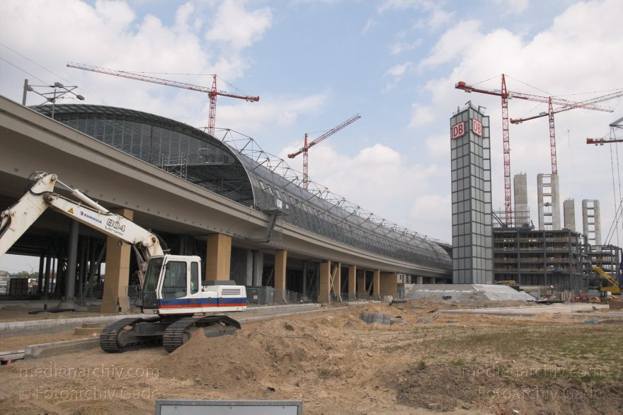 Berlin. Baustelle Lehrter Bahnhof. Berliner Hauptbahnhof
1. 5. 2005. Berlin. Mitte. Moabit. Baustelle Lehrter Bahnhof. Berliner Hauptbahnhof
Schlüsselwörter: Bahnhof;Berlin;Berlin Central Station;Berlin Hauptbahnhof;DB;Deutsche Bundesbahn;Deutschland;Germany;Hauptbahnhof;Lehrter Bahnhof;Mitte;Moabit;2005;Schienenverkehr