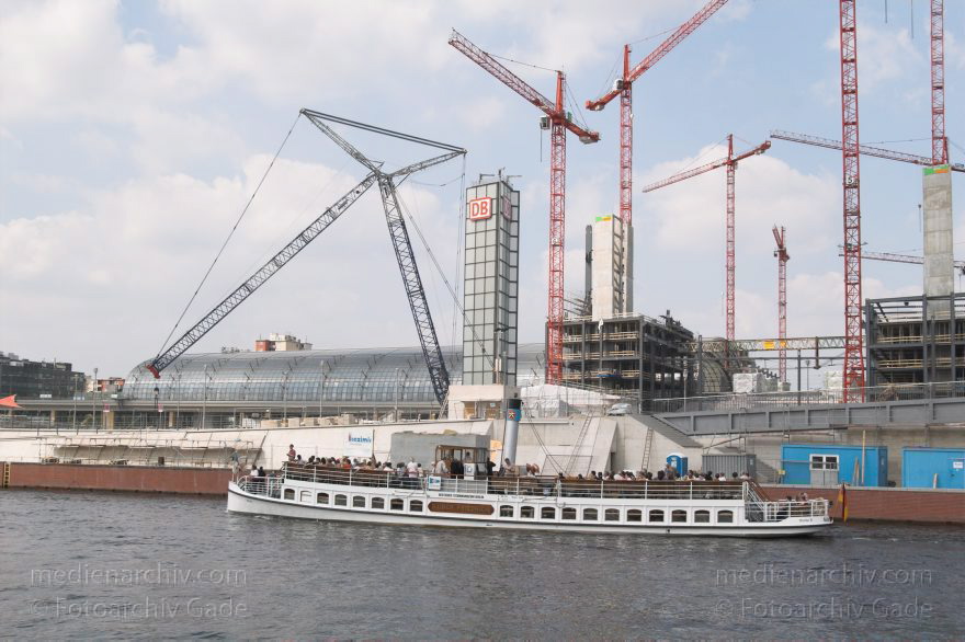 Berlin. Moabit. Baustelle. Berliner Hauptbahnhof. Ausflugsdampfer auf dem Spree.
1. 5. 2005. Berlin. Mitte. Moabit. Baustelle Berliner  Hauptbahnhof. Ausflugsdampfer auf dem Fluss Spree.
Schlüsselwörter: Ausflugsdampfer;Bahnhof;Berlin;Berlin Central Station;Berlin Hauptbahnhof;DB;Deutsche Bundesbahn;Deutschland;Fahrgastschiffe;Fluss;Germany;Hauptbahnhof;Lehrter Bahnhof;Mitte;Moabit;river;Schienenverkehr;2005;Spree