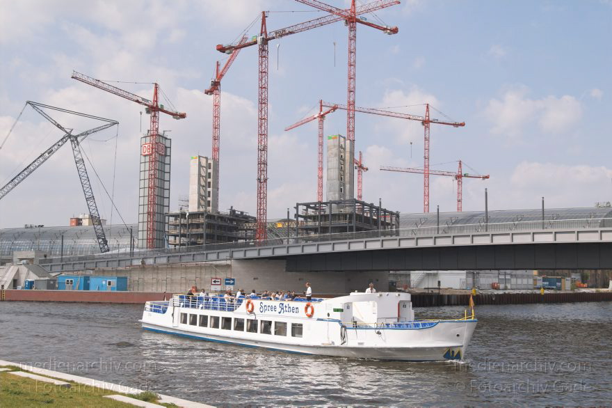 Berlin. Moabit. Baustelle. Berliner Hauptbahnhof. Ausflugsdampfer auf dem Spree.
1. 5. 2005. Berlin. Mitte. Moabit. Baustelle Berliner  Hauptbahnhof. Ausflugsdampfer auf dem Fluss Spree.
Schlüsselwörter: Ausflugsdampfer;Bahnhof;Berlin;Berlin Central Station;Berlin Hauptbahnhof;DB;Deutsche Bundesbahn;Deutschland;Fahrgastschiffe;Fluss;Germany;Hauptbahnhof;Lehrter Bahnhof;Mitte;Moabit;river;Schienenverkehr;2005;Spree