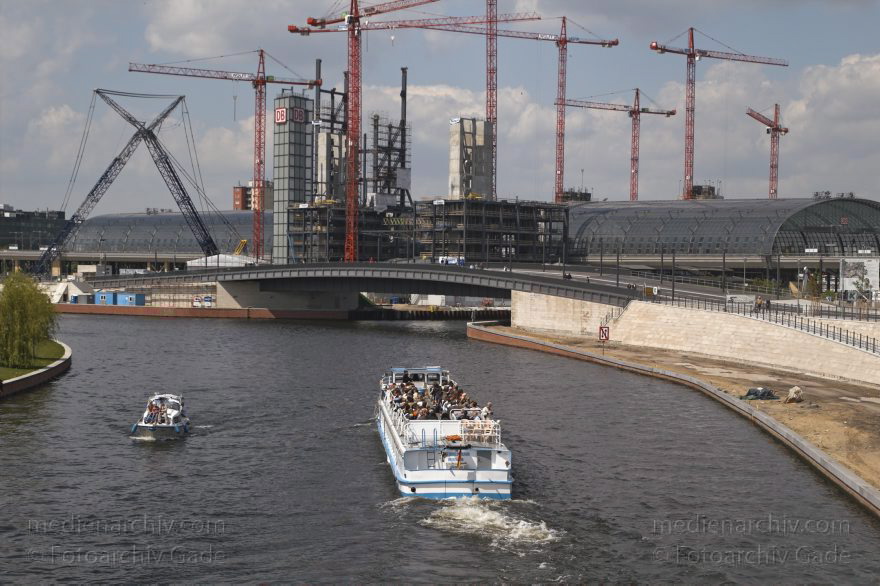 Berlin. Moabit. Baustelle. Berliner Hauptbahnhof. Ausflugsdampfer auf dem Spree.
16. 5. 2005. Berlin. Mitte. Moabit. Baustelle Berliner Hauptbahnhof. Ausflugsdampfer auf dem Fluss Spree.
Schlüsselwörter: Ausflugsdampfer;Berlin;Berlin Central Station;Berlin Hauptbahnhof;Deutschland;Fahrgastschiffe;Fluss;Germany;Hauptbahnhof;Lehrter Bahnhof;Mitte;Moabit;river;Spree;2005;Stadtbahnhof