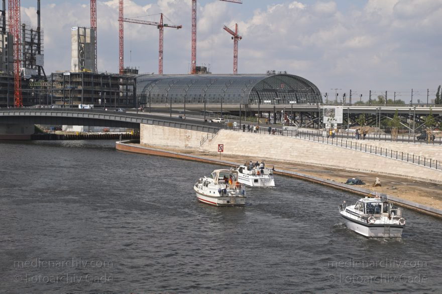 Berlin. Moabit. Baustelle. Berliner Hauptbahnhof. Motorboote auf dem Spree. Sportboote
1. 5. 2005. Berlin. Mitte. Moabit. Baustelle Berliner  Hauptbahnhof. Motorboote auf dem Fluss Spree. Sportboote
Schlüsselwörter: Berlin;Berlin Central Station;Berlin Hauptbahnhof;Boote;Deutschland;Fluss;Germany;Hauptbahnhof;Lehrter Bahnhof;Mitte;Moabit;Motorboote;river;Sportboote;Spree;2005;Stadtbahnhof