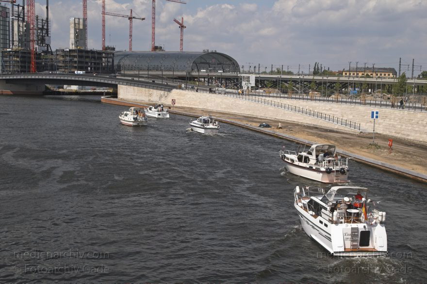 Berlin. Moabit. Baustelle. Berliner Hauptbahnhof. Motorboote auf dem Spree. Sportboote
1. 5. 2005. Berlin. Mitte. Moabit. Baustelle Berliner  Hauptbahnhof. Motorboote auf dem Fluss Spree. Sportboote
Schlüsselwörter: Berlin;Berlin Central Station;Berlin Hauptbahnhof;Boot;Boote;Deutschland;Fluss;Germany;Hauptbahnhof;Lehrter Bahnhof;Mitte;Moabit;Motorboote;river;Sportboote;Spree;Stadtbahnhof;2005;Yacht