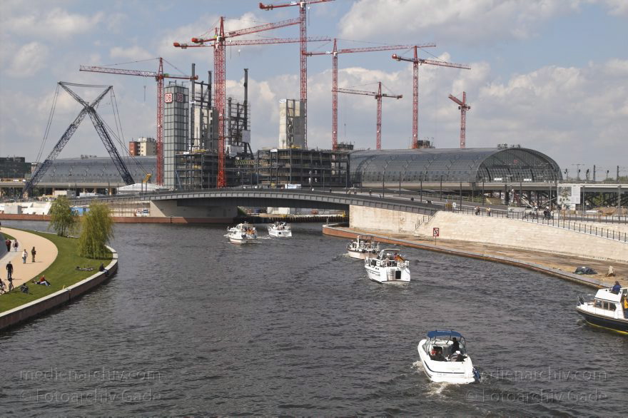 Berlin. Moabit. Baustelle. Berliner Hauptbahnhof. Motorboote auf dem Spree. Sportboote
1. 5. 2005. Berlin. Mitte. Moabit. Baustelle Berliner  Hauptbahnhof. Motorboote auf dem Fluss Spree. Sportboote
Schlüsselwörter: Berlin;Berlin Central Station;Berlin Hauptbahnhof;Boot;Boote;Deutschland;Fluss;Germany;Hauptbahnhof;Lehrter Bahnhof;Mitte;Moabit;Motorboote;river;Sportboote;Spree;Stadtbahnhof;2005;Yacht