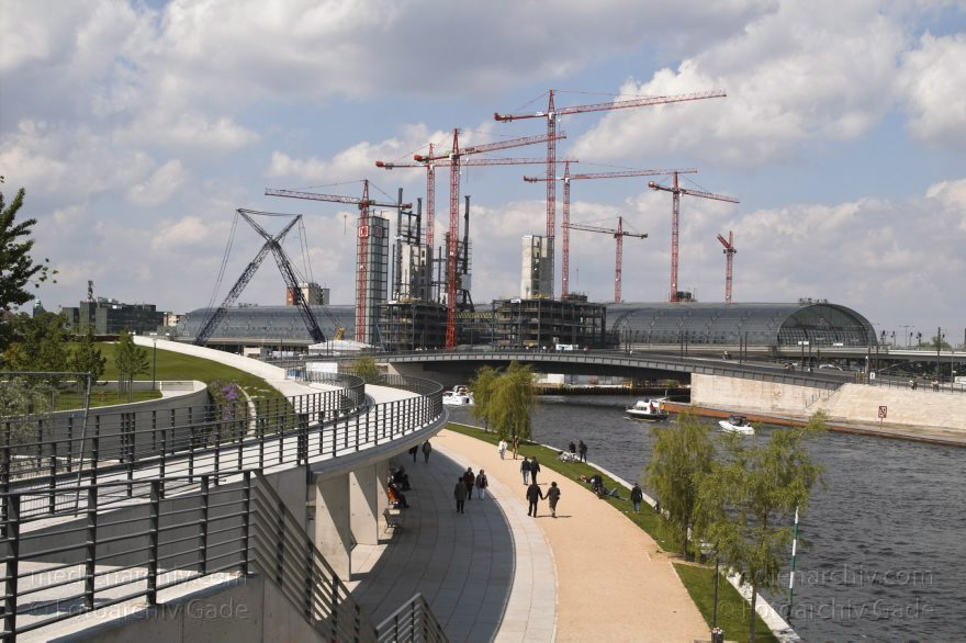 Berlin. Moabit. Baustelle. Berliner Hauptbahnhof. Ausflugsdampfer auf dem Spree.
16. 5. 2005. Berlin. Mitte. Moabit. Baustelle Berliner Hauptbahnhof. Ausflugsdampfer auf dem Fluss Spree.
Schlüsselwörter: Berlin;Berlin Central Station;Berlin Hauptbahnhof;Deutschland;Fluss;Germany;Hauptbahnhof;Lehrter Bahnhof;Mitte;Moabit;river;Spree;2005;Stadtbahnhof