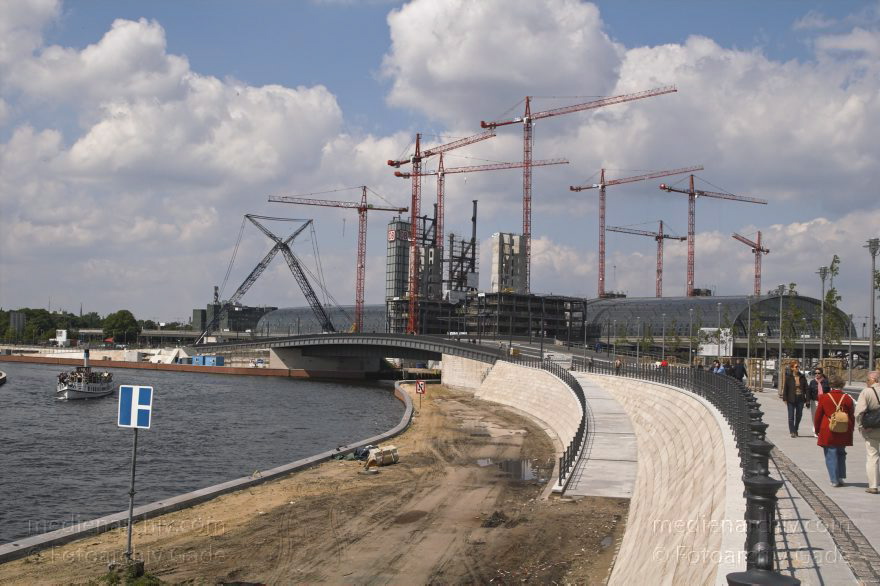 Berlin. Moabit. Baustelle. Berliner Hauptbahnhof. Ausflugsdampfer auf dem Spree.
16. 5. 2005. Berlin. Mitte. Moabit. Baustelle Berliner Hauptbahnhof. Ausflugsdampfer auf dem Fluss Spree.
Schlüsselwörter: Berlin;Berlin Central Station;Berlin Hauptbahnhof;Deutschland;Fluss;Germany;Hauptbahnhof;Lehrter Bahnhof;Mitte;Moabit;river;Spree;2005;Stadtbahnhof