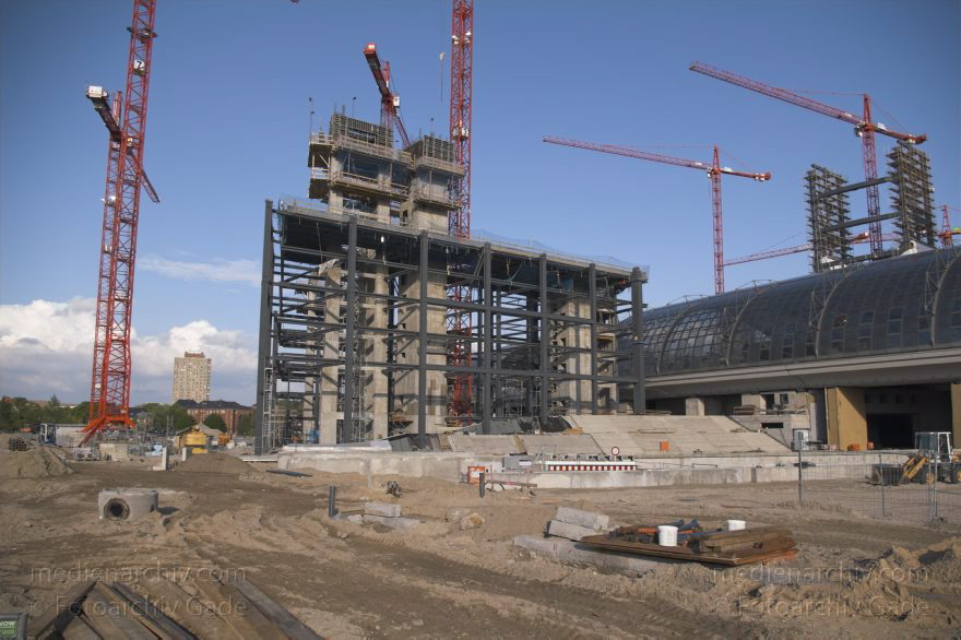 Berlin. Moabit. Baustelle. Berliner Hauptbahnhof.
22. 5. 2005. Berlin. Mitte. Moabit. Baustelle Berliner Hauptbahnhof.
Schlüsselwörter: Baustelle;Berlin;Berlin Central Station;Berlin Hauptbahnhof;Bundesbahn;DB;Deutsche;Deutschland;Germany;Hauptbahnhof;Lehrter Bahnhof;Mitte;Moabit;S-Bahn;2005;Stadtbahnhof