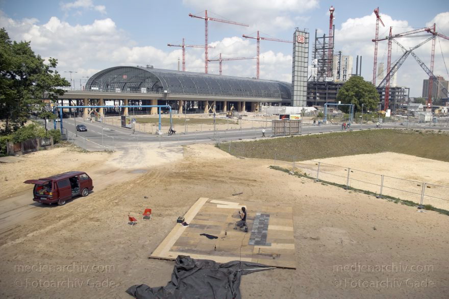 Berlin. Moabit. Baustelle. Berliner Hauptbahnhof.
22. 5. 2005. Berlin. Mitte. Moabit. Baustelle Berliner Hauptbahnhof.
Schlüsselwörter: Baustelle;Berlin;Berlin Central Station;Berlin Hauptbahnhof;Deutschland;Germany;Hauptbahnhof;Lehrter Bahnhof;Mitte;2005;Moabit