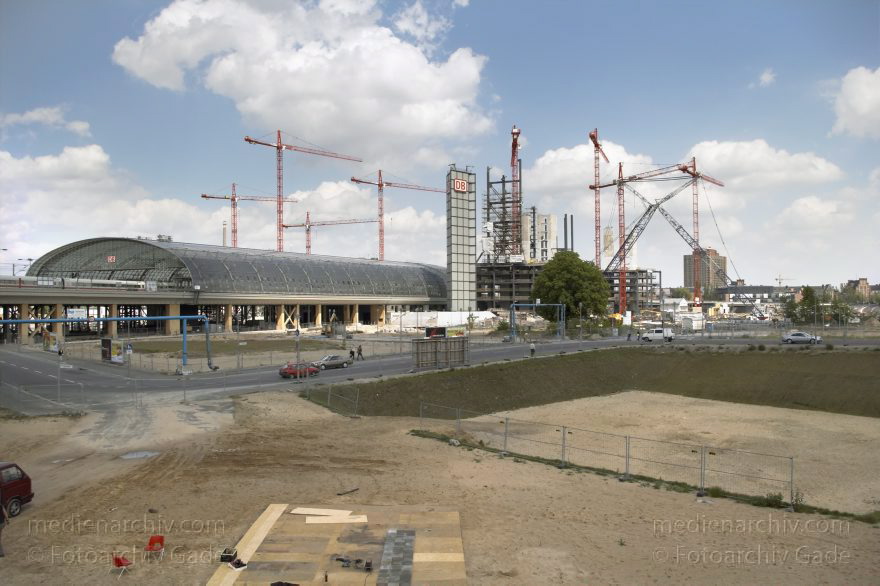 Berlin. Moabit. Baustelle. Berliner Hauptbahnhof.
22. 5. 2005. Berlin. Mitte. Moabit. Baustelle Berliner Hauptbahnhof.
Schlüsselwörter: Baustelle;Berlin;Berlin Central Station;Berlin Hauptbahnhof;Deutschland;Germany;Hauptbahnhof;Lehrter Bahnhof;Mitte;2005;Moabit