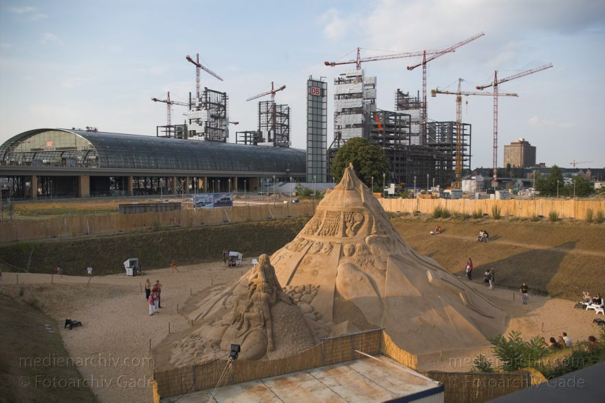 Berlin. Moabit. Baustelle. Berliner Hauptbahnhof. Sandsation.
3. 7. 2005. Berlin. Mitte. Moabit. Baustelle Berliner Hauptbahnhof. Sandsation.
Schlüsselwörter: Baustelle;Berlin;Berlin Central Station;Berlin Hauptbahnhof;Deutschland;Germany;Hauptbahnhof;Lehrter Bahnhof;Mitte;Moabit;Sandsation;Sandskulpturen;2005;Skulpturen