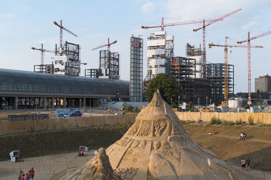 Berlin. Moabit. Baustelle. Berliner Hauptbahnhof. Sandsation.
3. 7. 2005. Berlin. Mitte. Moabit. Baustelle Berliner Hauptbahnhof. Sandsation.
Schlüsselwörter: Baustelle;Berlin;Berlin Central Station;Berlin Hauptbahnhof;Deutschland;Germany;Hauptbahnhof;Lehrter Bahnhof;Mitte;Moabit;Sandsation;Sandskulpturen;2005;Skulpturen