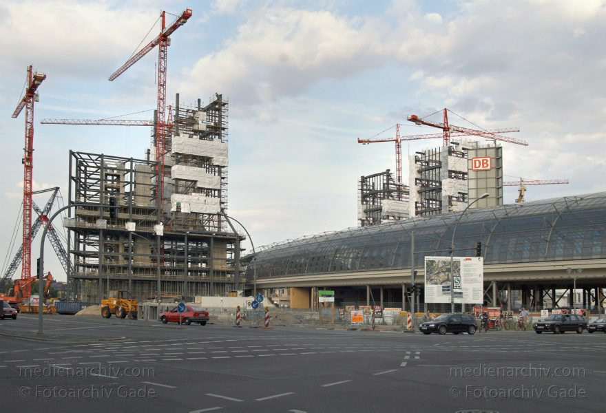 Berlin. Moabit. Baustelle. Berliner Hauptbahnhof.
3. 7. 2005. Berlin. Mitte. Moabit. Baustelle Berliner Hauptbahnhof.
Schlüsselwörter: Berlin;Berlin Central Station;Berlin Hauptbahnhof;Deutschland;Germany;Hauptbahnhof;Lehrter Bahnhof;Mitte;2005;Moabit