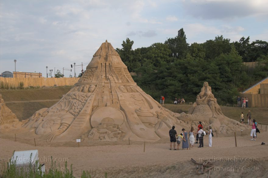 Berlin. Sandsation
3. 7. 2005. Berlin. Mitte. Sandsation
Schlüsselwörter: Berlin;Berlin Central Station;Berlin Hauptbahnhof;Deutschland;Germany;Hauptbahnhof;Lehrter Bahnhof;Mitte;Moabit;Sandsation;2005;Sandstation
