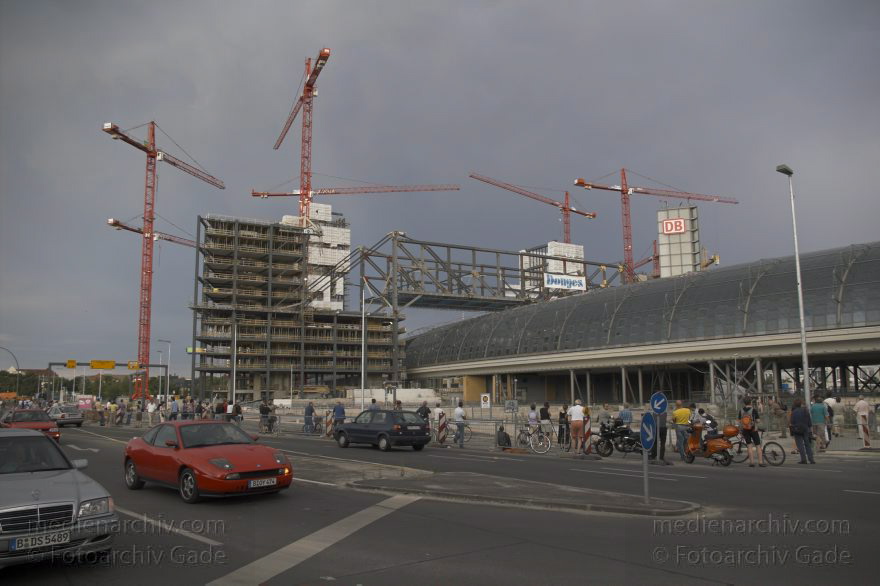 Berlin. Moabit. Baustelle Lehrter Bahnhof. Berliner Hauptbahnhof
30. 7. 2005. Berlin. Mitte. Moabit. Baustelle Lehrter Bahnhof. Hauptbahnhof. DB. Deutsche Bundesbahn.
Schlüsselwörter: Bahnhof;Baustelle;Berlin;Berlin Central Station;Berlin Hauptbahnhof;DB;Deutsche Bahn;Deutschland;Germany;Hauptbahnhof;Lehrter Bahnhof;Mitte;2005;Moabit
