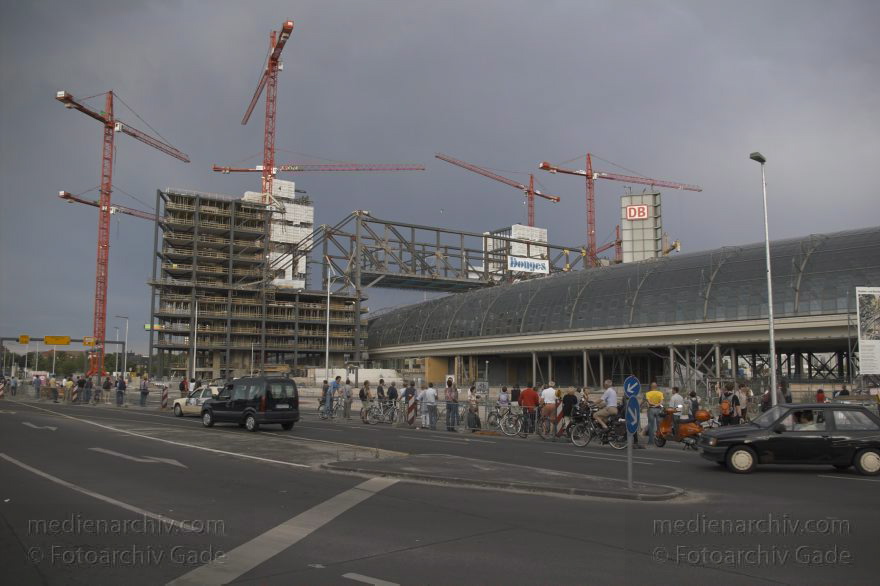 Berlin. Moabit. Baustelle Lehrter Bahnhof. Berliner Hauptbahnhof
30. 7. 2005. Berlin. Mitte. Moabit. Baustelle Lehrter Bahnhof. Hauptbahnhof. DB. Deutsche Bundesbahn.
Schlüsselwörter: Bahnhof;Baustelle;Berlin;Berlin Central Station;Berlin Hauptbahnhof;DB;Deutsche Bahn;Deutschland;Germany;Hauptbahnhof;Lehrter Bahnhof;Mitte;2005;Moabit