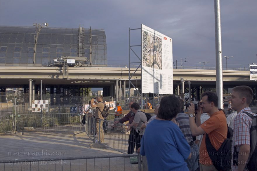 Berlin. Moabit. Baustelle Lehrter Bahnhof. Berliner Hauptbahnhof
30. 7. 2005. Berlin. Mitte. Moabit. Baustelle Lehrter Bahnhof. Hauptbahnhof. DB. Deutsche Bundesbahn.
Schlüsselwörter: Bahnhof;Baustelle;Berlin;Berlin Central Station;Berlin Hauptbahnhof;DB;Deutsche Bahn;Deutschland;Germany;Hauptbahnhof;Lehrter Bahnhof;Mitte;2005;Moabit